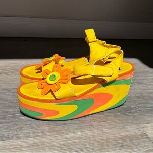 VINTAGE Zodiac Yellow Platform Sandals with Orange Flower Accents Size 7.5